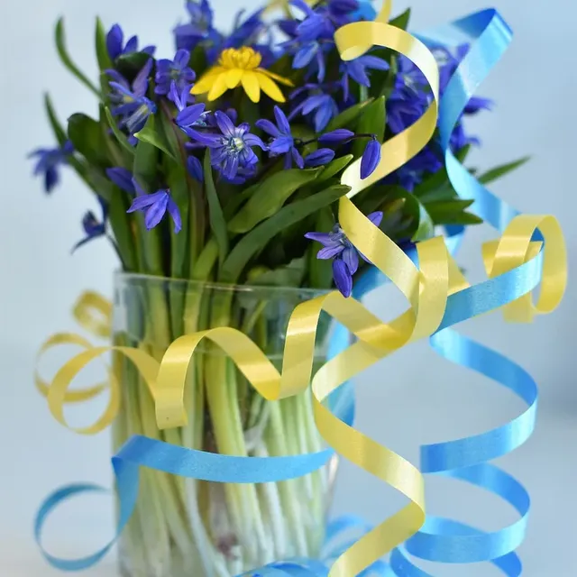 Artificial Camomile and Lily Quinceanera Bouquet in Blue and White