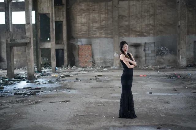Black Splicing Back Hollowed Dress